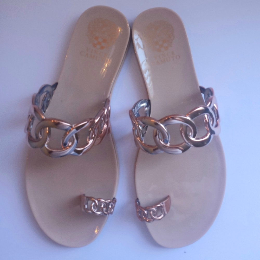 Vince Camuto Emangenta Womens rose gold chain, toe loop jelly sandals. Size 8 M.